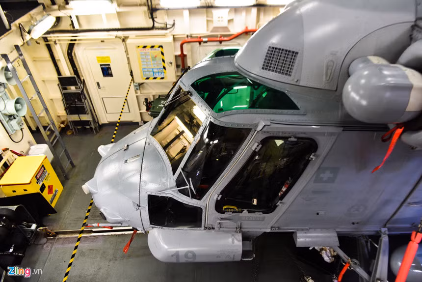 Một chiếc trực thăng đậu trong khoang tàu chiến New Zealand. Năm 2017, tàu khu trục HMNZS Te Kaha, chiếc tàu "chị em" của tàu Te Mana, từng đến thăm Đà Nẵng, qua đó cho thấy mối quan hệ hợp tác quốc phòng ngày càng phát triển giữa Hải quân Việt Nam và New Zealand, theo Trung tá Hunn.