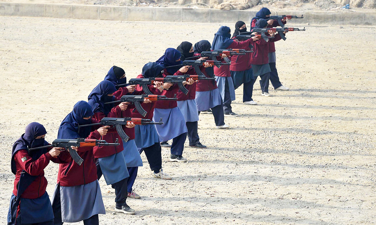 Ở một đất nước nặng về tôn giáo và bảo thủ, nơi phụ nữ thường bị hạ thấp với vai trò của những người nội trợ thì việc một số ít phụ nữ đi ngược lại truyền thống đó khi tham gia vào lực lượng đặc nhiệm Pakistan là rất đáng chú ý.