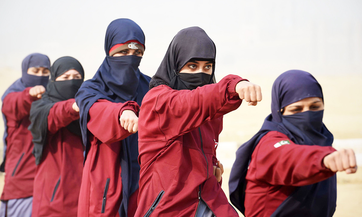 Ông Shah Dawran - Sĩ quan Sở cảnh sát Hangu Bazar nhận xét: “Nhóm nữ biệt kích ở Hangu có một vai trò rất quan trọng. Mặc cho các cuộc khủng bố cứ lặp đi lặp lại nhưng họ không bỏ cuộc. Họ đã phục vụ cùng chúng tôi. Taliban tiến hành các cuộc tấn công khiến nhiều cảnh sát hy sinh nhưng các nữ biệt kích chưa bao giờ từ chối bất cứ nhiệm vụ gì vì sợ hãi”.