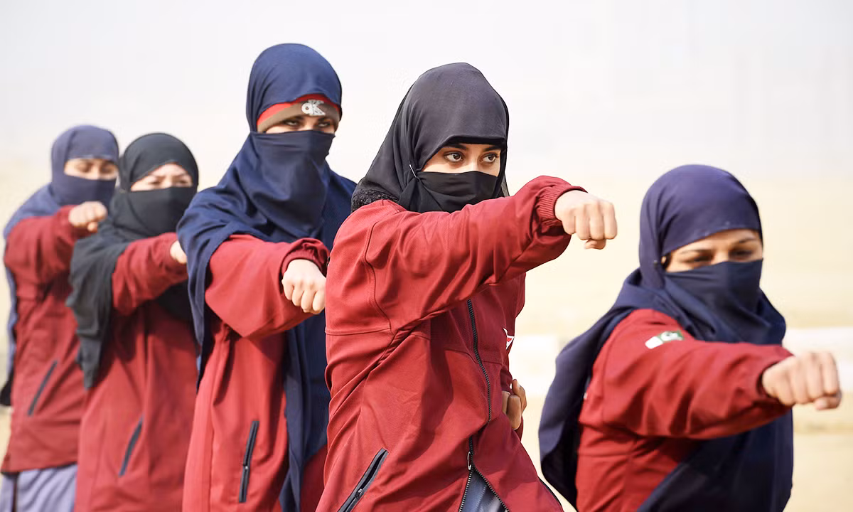 Ông Shah Dawran - Sĩ quan Sở cảnh sát Hangu Bazar nhận xét: “Nhóm nữ biệt kích ở Hangu có một vai trò rất quan trọng. Mặc cho các cuộc khủng bố cứ lặp đi lặp lại nhưng họ không bỏ cuộc. Họ đã phục vụ cùng chúng tôi. Taliban tiến hành các cuộc tấn công khiến nhiều cảnh sát hy sinh nhưng các nữ biệt kích chưa bao giờ từ chối bất cứ nhiệm vụ gì vì sợ hãi”.