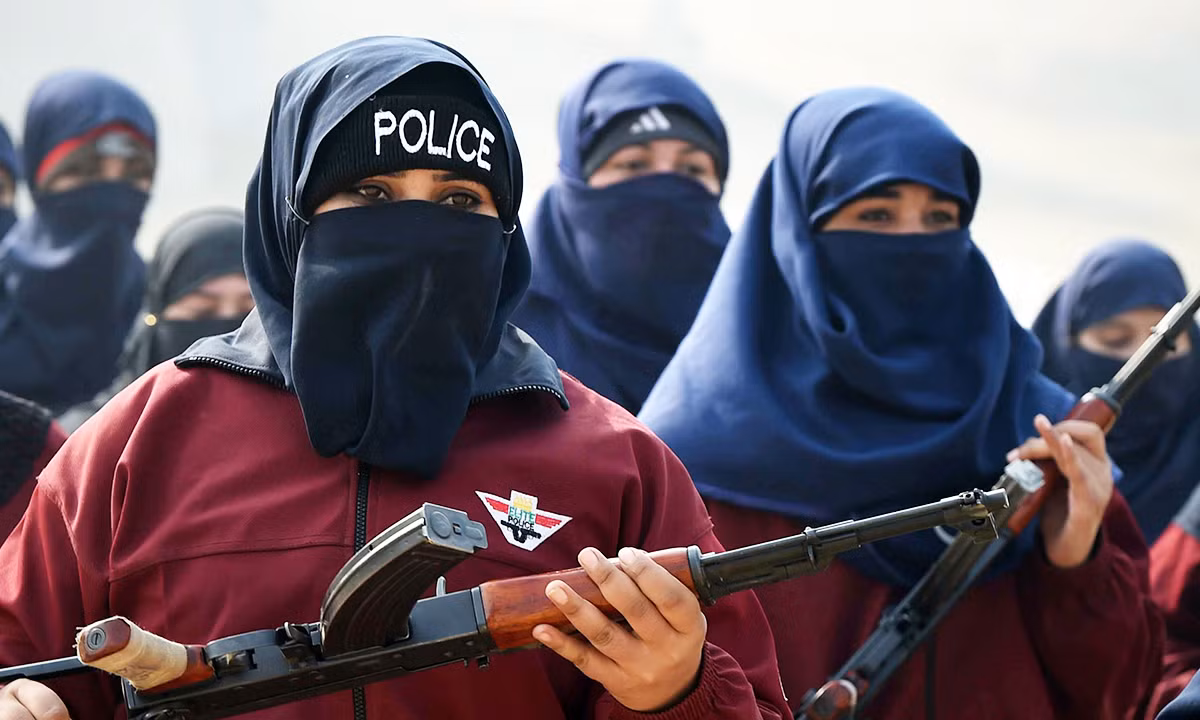 Những phụ nữ tham gia lực lượng tự nguyện không có đặc quyền nào và được huấn luyện giống đồng nghiệp nam. (Ảnh: parhlo.com)