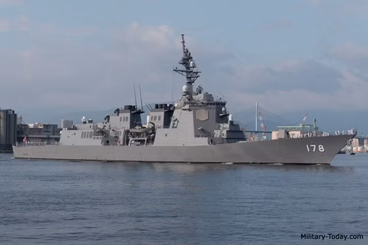 Khu trục hạm Atago của lực lượng Phòng vệ Trên biển Nhật Bản được đánh giá là lớp tàu khu trục mạnh nhất châu Á, khi nó vừa có khả năng phòng thủ chống tên lửa đạn đạo liên lục địa vừa có khả năng phòng thủ tên lửa đạn đạo chiến thuật, tên lửa hành trình, tác chiến chống tàu chiến mặt nước, chiến tranh chống ngầm, thậm chí có thể tấn công mặt đất nếu cần. Ảnh: Military-Today.