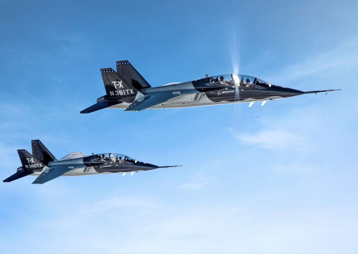 TX Boeing là mẫu máy bay huấn luyện phản lực tiên tiến sử dụng một động cơ, cánh đuôi kép. Thiết kế cánh đuôi kép giúp máy bay ổn định và kiểm soát tốt hơn. Điều này rất quan trọng đối với các phi công lần đầu lái máy bay phản lực. Buồng lái 2 chỗ ngồi và hệ thống hạ cánh 3 bánh có thể gập gọn vào trong thân.