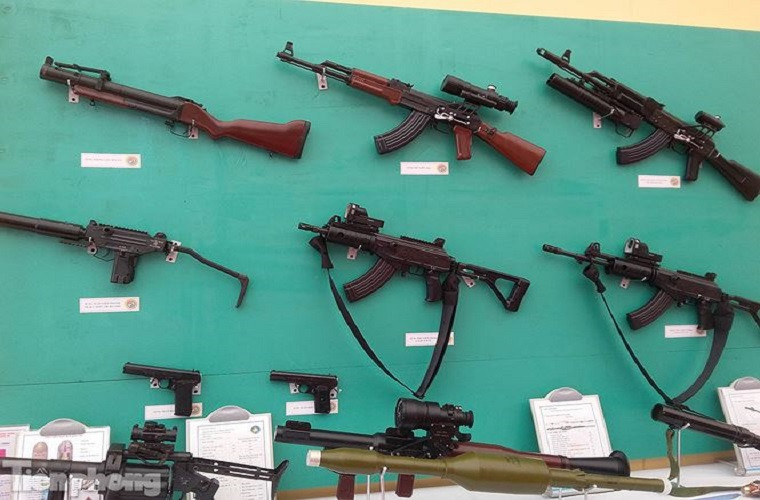 Biến thể STL-A1 của Việt Nam được xem là sự lột xác cho dòng súng trường nổi tiếng AKM, ứng dụng những tiến bộ về kỹ thuật để trang bị cho khẩu AKM sức chiến đấu mới. Đầu tiên phần thân súng vẫn là dòng AKM, tuy nhiên việc trang bị chóp bù giật dài kiểu AK-103 cho phép súng có thể hấp thụ lực giật tốt hơn so với chóp bù giật vát truyền thống của AKM. Nguồn ảnh: Tiền Phong.