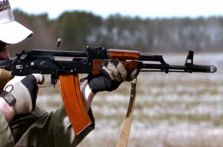 Nhờ chóp bù giật này mà độ ổn định tốt hơn khi bắn liên thanh, độ chụm đạn cũng được cải tiến. Việc loại bỏ vật liệu gỗ ép để thay thế bằng vật liệu Polymer tổng hợp cao phân tử làm ốp lót tay, và báng giúp súng vừa có trọng lượng nhẹ, lại tăng tính bền cơ học, đồng thời cũng cho cái nhìn thẩm mỹ về súng hiện đại hơn.