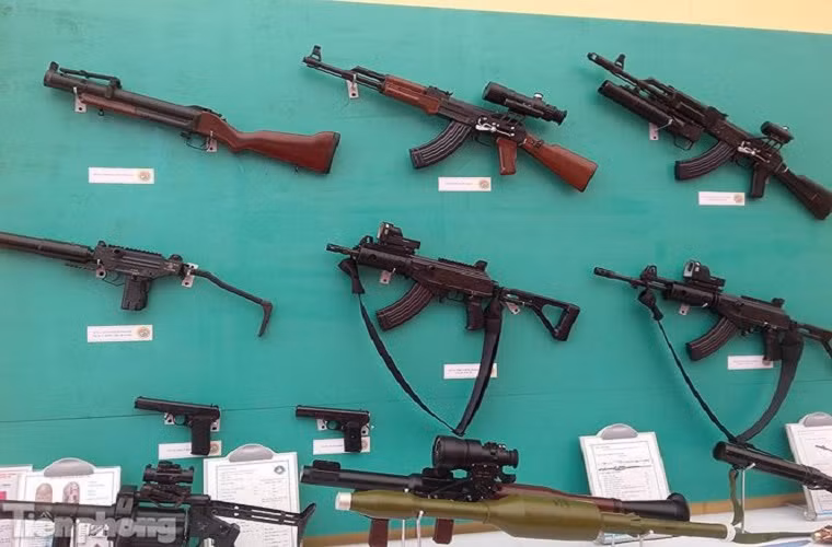 Biến thể STL-A1 của Việt Nam được xem là sự lột xác cho dòng súng trường nổi tiếng AKM, ứng dụng những tiến bộ về kỹ thuật để trang bị cho khẩu AKM sức chiến đấu mới. Đầu tiên phần thân súng vẫn là dòng AKM, tuy nhiên việc trang bị chóp bù giật dài kiểu AK-103 cho phép súng có thể hấp thụ lực giật tốt hơn so với chóp bù giật vát truyền thống của AKM. Nguồn ảnh: Tiền Phong.