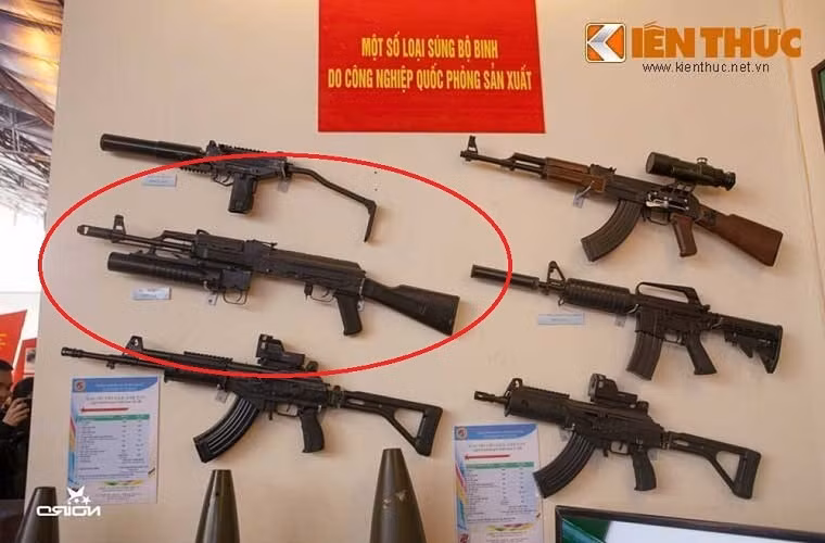 Trang tin quân sự Army Recognition dẫn lại nguồn tin từ TASS cho biết, ngành công nghiệp quốc phòng Việt Nam đang phát triển một biến thể nâng cấp của AKM - súng trường tấn công Việt Nam có tên mã là STL-1A và biến thể này thậm chí còn được trang bị cả súng phóng lựu 40mm M203 và loa che lửa đầu nòng mới.