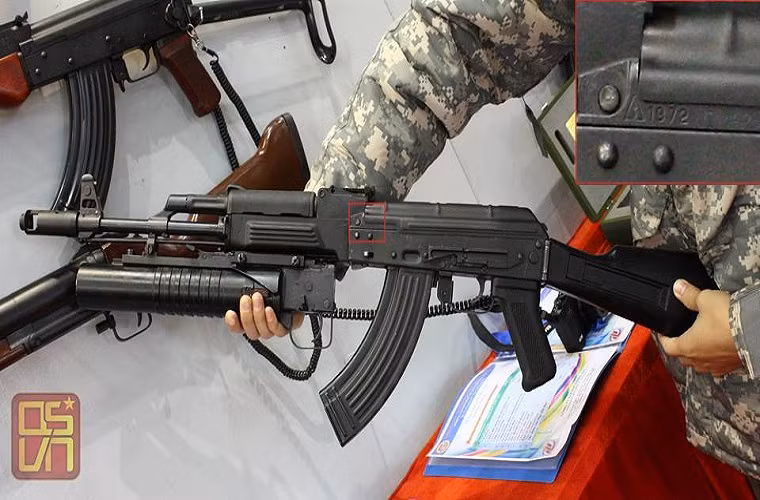 Trang tin Army Recognition còn mô tả, mẫu súng trường tấn công STL-1A của Việt Nam có thiết kế khá tương đồng với mẫu súng trường tấn công tiên tiến AK-103 do Kalashnikov của Nga phát triển và cũng sử dụng cỡ đạn tiêu chuẩn 7.62mm, nó còn sử dụng loa che lửa đầu nòng tương tự như trên AK-74. Một số chi tiết trên súng được làm bằng vật liệu tổng hợp với báng gấp và tay cầm cũng như ốp tay phía trước. Nguồn ảnh: Quân sự Việt Nam.