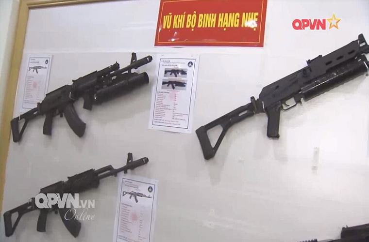 Nguồn tin của Army Recognition cho biết, sau STL-1A công nghiệp quốc phòng Việt Nam đang tiếp tục phát triển biến thể STL-1B với thiết kế gần như tương đồng nhưng súng sẽ được trang bị thêm hệ thống thanh rail trên thân súng cho phép gắn thêm các thiết bị hỗ trợ như kính ngắm quang học, đèn pin, chỉ thị laser... Nguồn ảnh: QPVN.