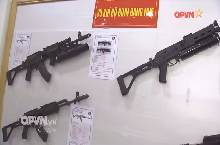 Nguồn tin của Army Recognition cho biết, sau STL-1A công nghiệp quốc phòng Việt Nam đang tiếp tục phát triển biến thể STL-1B với thiết kế gần như tương đồng nhưng súng sẽ được trang bị thêm hệ thống thanh rail trên thân súng cho phép gắn thêm các thiết bị hỗ trợ như kính ngắm quang học, đèn pin, chỉ thị laser... Nguồn ảnh: QPVN.