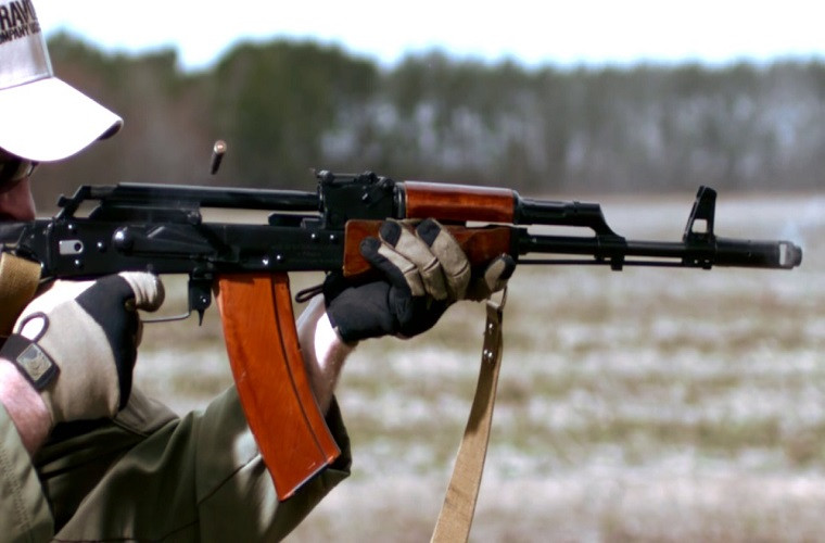 Nhờ chóp bù giật này mà độ ổn định tốt hơn khi bắn liên thanh, độ chụm đạn cũng được cải tiến. Việc loại bỏ vật liệu gỗ ép để thay thế bằng vật liệu Polymer tổng hợp cao phân tử làm ốp lót tay, và báng giúp súng vừa có trọng lượng nhẹ, lại tăng tính bền cơ học, đồng thời cũng cho cái nhìn thẩm mỹ về súng hiện đại hơn.