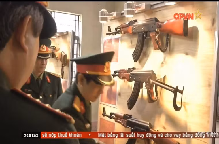 Những thông tin trong bài viết của Army Recognition vừa đăng tải hôm 26/9 có phần khá chính xác khi từ năm 2015, Việt Nam đã giới thiệu mẫu súng trường tấn công mới có STL-A1 được hoán cải từ AKM được phát triển bởi nhà máy quốc phòng Z111. Nguồn ảnh: QPVN.