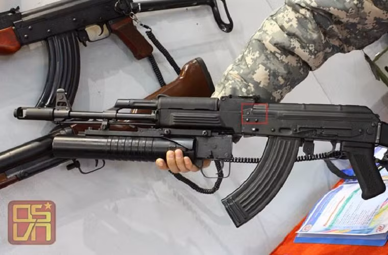 Về cơ bản súng trường STL-A1 vẫn mang đầy đủ đặc tính chiến đấu hiệu quả của dòng AKM trước đó, nhưng được đánh giá có cải tiến tốt hơn về độ chụm đạn, cơ động hơn, độ bền cơ học tốt hơn, và gắn được súng phóng lựu cũng như những phụ kiện mới giúp súng có sức chiến đấu tốt hơn so với tiền bối AKM. Nguồn ảnh: QPVN.