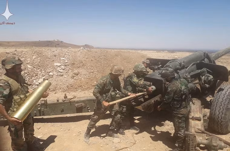 Tham chiến tại Đông Sweida, pháo binh Syria được trang bị các loại vũ khí mạnh nhất như pháo kéo M-46 130mm, lựu pháo D-30 122mm và cả các tổ hợp pháo phản lực phóng loạt BM-21 Grad 122mm. Nguồn ảnh: damasnow.