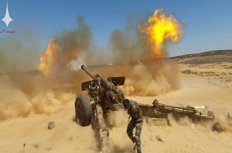 Với địa hình vùng núi ở Safa, pháo binh Syria đã chứng minh sức mạnh của mình khi đập tan các cứ điểm phòng thủ của phiến quân IS tại tỉnh Sweida, buộc các tay súng phải lựa chọn một là đầu hàng, hai là bị tiêu diệt hoàn toàn. Nguồn ảnh: damasnow.