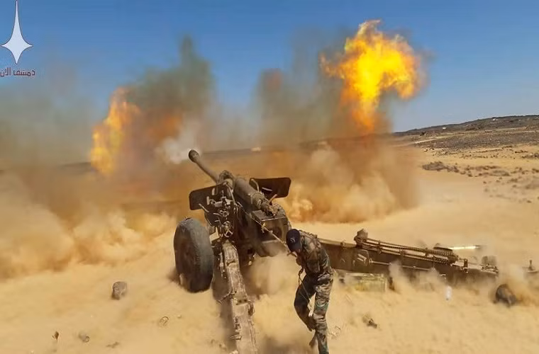 Với địa hình vùng núi ở Safa, pháo binh Syria đã chứng minh sức mạnh của mình khi đập tan các cứ điểm phòng thủ của phiến quân IS tại tỉnh Sweida, buộc các tay súng phải lựa chọn một là đầu hàng, hai là bị tiêu diệt hoàn toàn. Nguồn ảnh: damasnow.