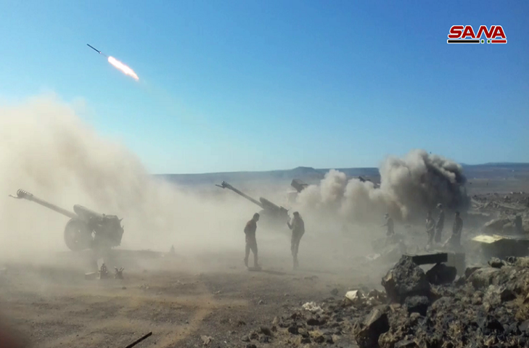 Xe phóng BM-21 được trang bị bệ phóng 40 nòng cỡ 122mm lắp trên xe vận tải bánh lốp 6x6 Ural. Tất cả 40 quả đạn pháo có thể bắt đi chỉ trong vòng 20 giây, nhưng có thể bắn từng quả một hoặc vài quả một cách nhau vài giây. Việc nạp lại đạn hoàn toàn thủ công, mất chừng 10 phút. Nguồn ảnh: SANA.