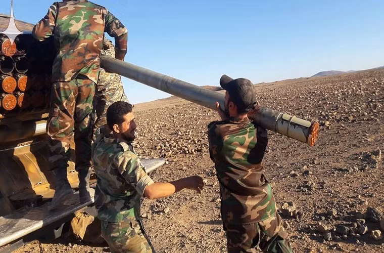 Đối với các mục tiêu có diện tích lớn, pháo binh Syria sử dụng pháo phản lực BM21 Grad nhằm đạt hiệu quả tác chiến ở mức cao nhất cũng như tạo nên tâm lý khiếp sợ cho các tay súng IS cố thủ tại Safa. Nguồn ảnh: damasnow.