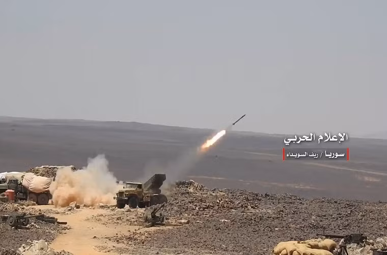 Một tiểu đoàn pháo phản lực trang bị toàn BM-21 có thể đồng loạt bắn tới 720 quả đạn trong vòng 20 giây vào các mục tiêu trên một khu vực rộng, nên rất hữu hiệu để chống lại đội hình bộ binh và thiết giáp nhẹ, cũng như để phá hủy hệ thống hầm hào bán kiên cố. Nguồn ảnh: almanar.