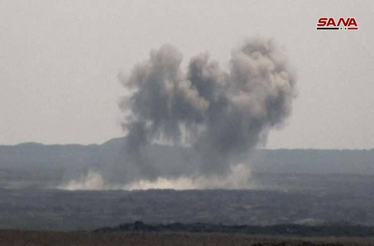 Mới đây hãng thông tấn nhà nước Syria SANA đã cho đăng tải những hình ảnh mới nhất về tình hình chiến sự ở tỉnh Sweida, khi Quân đội Syria đang đẩy mạnh chiến dịch quét sạch phiến quân IS tại miền Nam Syria. Hiện tại các tay súng IS bị dồn về vùng núi Safa phía Đông Sweida và đây cũng là căn cứ địa cuối cùng của chúng tại tỉnh này. Nguồn ảnh: SANA.