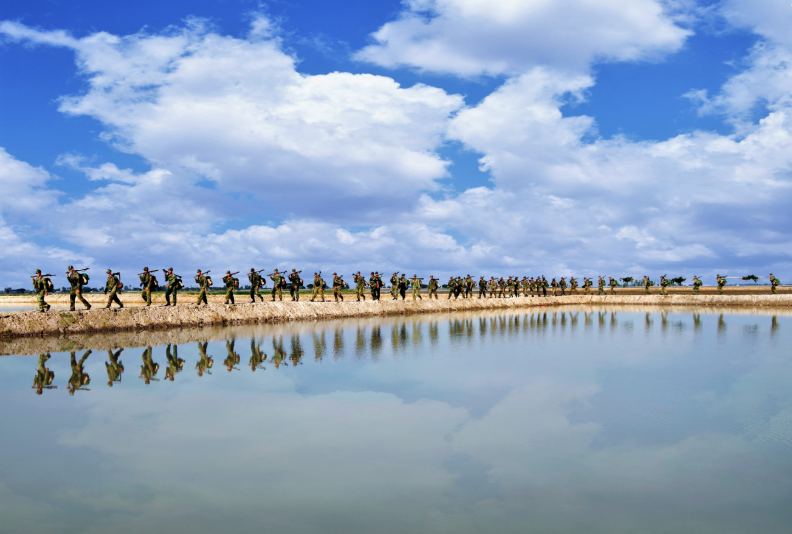 Đây cũng là khoảng thời gian Lực lượng Vũ trang Long An thực hành huấn luyện giai đoạn 2, tổ chức diễn tập chiến thuật cấp phân đội và huấn luyện thực binh tham gia diễn tập khu vực phòng thủ tỉnh, huyện... Ảnh: Hành quân xa mang vác nặng rèn luyện sức khỏe dẻo dai cho bộ đội.