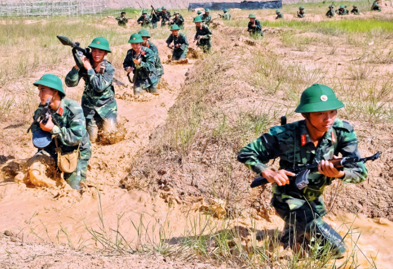 Huấn luyện chiến thuật sát địa bàn sông nước.