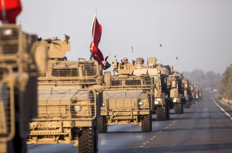 Lực lượng thiết giáp của Lục quân UAE có khoảng hơn 2.000 phương tiện chiến đấu và lực lượng đóng vai trò quyết định trong khả năng tác chiến của Quân đội UAE – quốc gia có địa hình phần lớn là hoang mạc. Nguồn ảnh Yemen Press.