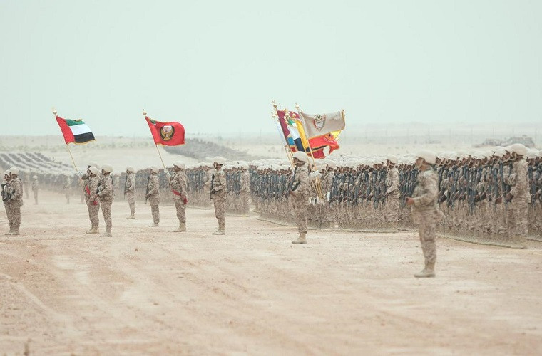 Dù thế giới không để tâm nhiều tới tiềm lực quân sự UAE nhưng quốc gia này nằm trong top 15 đất nước đổ tiền cho quân sự nhiều nhất hành tinh năm 2013. Theo Viện nghiên cứu Hòa bình Quốc tế Stockholm, chi tiêu quốc phòng của UAE đã tăng gần gấp đôi trong 10 năm qua với hơn 14 tỷ USD và là một trong 10 quốc gia nhập khẩu vũ khí nhiều nhất thế giới. Nguồn ảnh: The National.