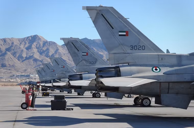 Phi đội chiến đấu cơ của UAE có khoảng 200 chiếc với gần 100 chiếc tiêm kích và 100 máy bay tấn công. Trong số đó hiện đại nhất là dòng tiêm kích hạng nhẹ F-16E do Mỹ chế tạo với biên chế 55 chiếc, ngoài ra còn có 49 chiếc tiêm kích Mirage 2000 của Pháp. Nguồn ảnh: asian-defence.