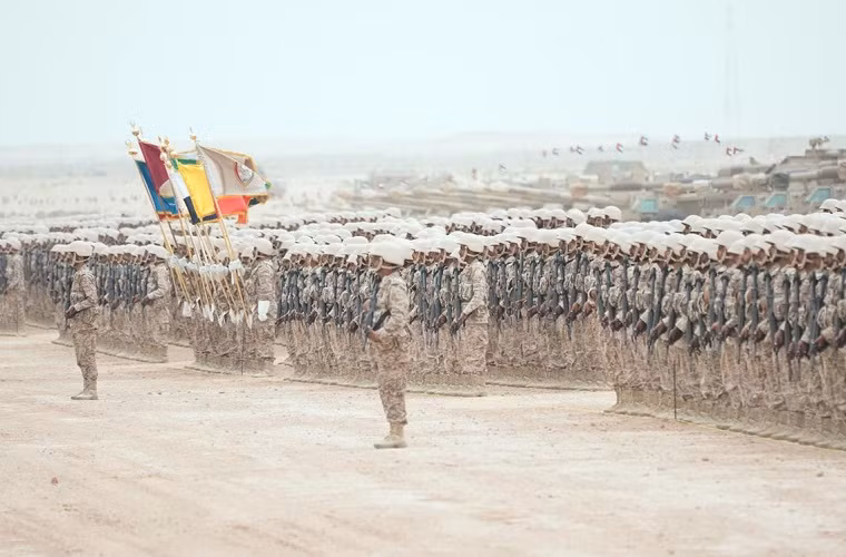 Ngoài ra nhằm tăng cường tiềm lực quân sự, bên cạnh mua sắm ồ ạt vũ khí mới, UAE đã ra chính sách nghĩa vụ quân sự bắt buộc với nam giới từ 18 tới 30 tuổi trong tháng 6. Theo đó, những người tốt nghiệp cấp 3 phải đi lính 9 tháng trong khi những người không có bằng phải đi nghĩa vụ quân sự 2 năm. Nguồn ảnh: Pakistan Defence.