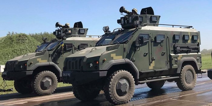 Ukraine không phải là một thành viên NATO, nhưng với mục đích chống Nga, Hoa Kỳ có thể tiến hành chính sách riêng của họ đối với nước này và điều đó nói lên rằng, trong tình huống đặc biệt đang xảy ra ở Ukraine, Hoa Kỳ có thể áp dụng cả biện pháp can thiệp quân sự và điều này chắc chắn sẽ có tác động tiêu cực đến toàn châu Âu và đó là một cơn ác mộng thực sự, Deutschlandfunk viết. Ảnh trong bài: Vũ khí và khí tài Mỹ cấp cho Ukraine. Nguồn ảnh: defence-blog.