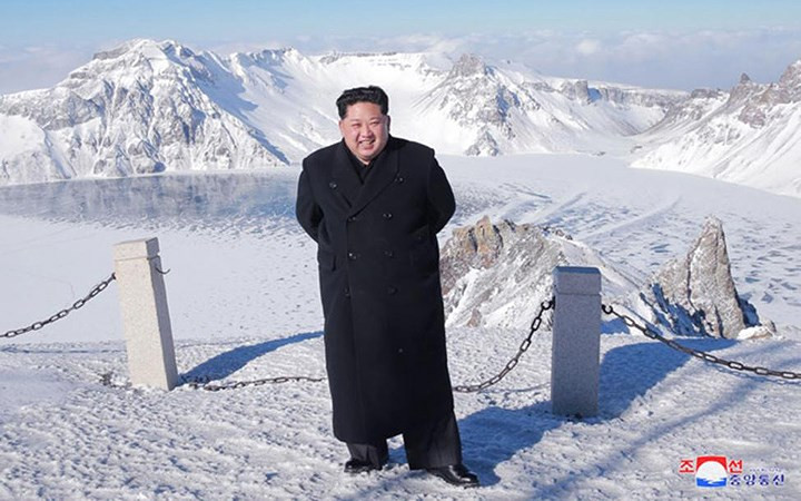 Nhiều năm qua, nhà lãnh đạo Triều Tiên được cho là thường đến thăm núi Paekdu trước mỗi khi đưa ra quyết định quan trọng nào đó. Trong ảnh là ông Kim Jong-un thăm núi Paekdu cuối năm 2017.