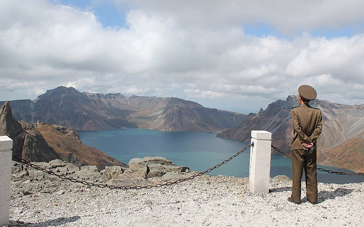 Đây là ngọn núi cao nhất trên bán đảo Triều Tiên, thu hút du khách nhiều nước trên thế giới, đặc biệt là những người thích leo núi.