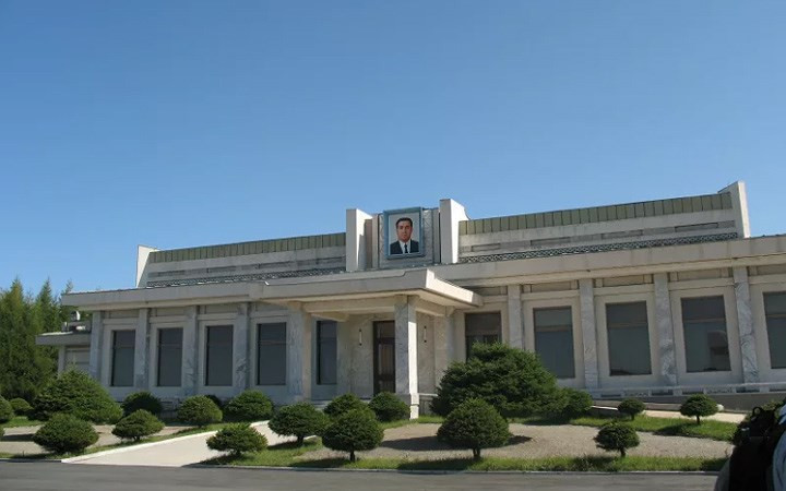 …đến sân bay Samjiyon gần núi Paekdu.