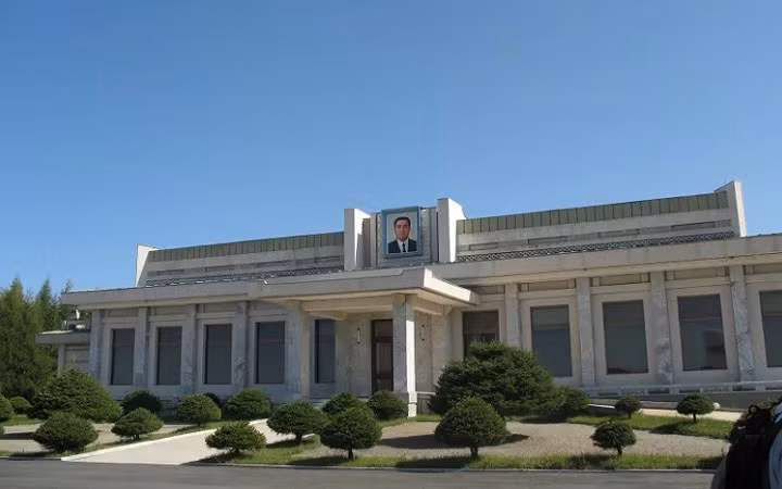 …đến sân bay Samjiyon gần núi Paekdu.