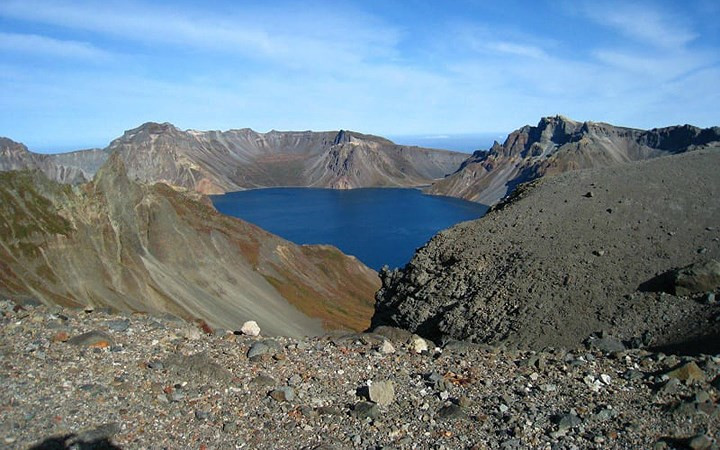 Trên chuyến bay sang Bình Nhưỡng ngày 18/9, Tổng thống Moon Jae-in đã chia sẻ rằng ông từng từ chối lời mời của một người bạn ở Trung Quốc đến thăm Peakdu nằm giữa biên giới Trung – Triều vì ông ao ước được leo lên ngọn núi thiêng này từ phía Triều Tiên.