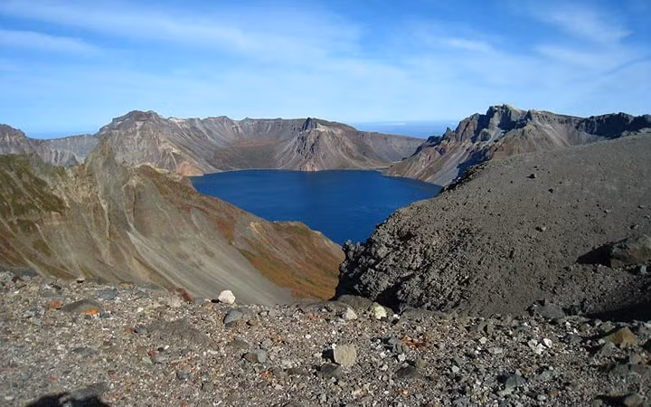 Trên chuyến bay sang Bình Nhưỡng ngày 18/9, Tổng thống Moon Jae-in đã chia sẻ rằng ông từng từ chối lời mời của một người bạn ở Trung Quốc đến thăm Peakdu nằm giữa biên giới Trung – Triều vì ông ao ước được leo lên ngọn núi thiêng này từ phía Triều Tiên.