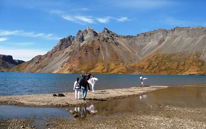 Du khách chụp ảnh bên hồ Chonji.