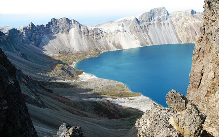 Trong cuộc gặp đầu tiên với ông Kim tại làng đình chiến Panmunjom (Bàn Môn Điếm) hồi tháng 4, ông Moon đã bày tỏ tin tưởng rằng ông Kim có thể giúp thực hiện ao ước bấy lâu là thăm núi Peakdu và bình nguyên Kaema.