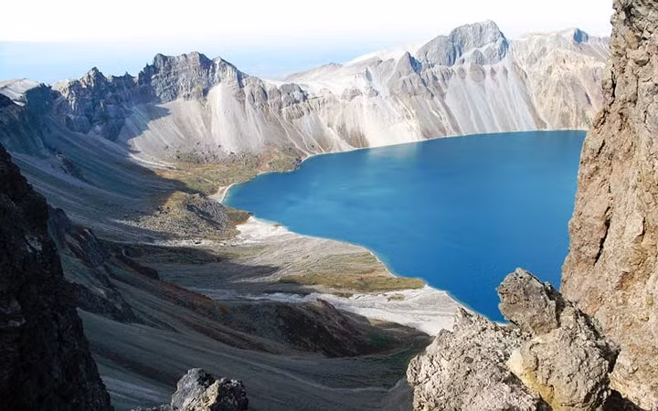 Trong cuộc gặp đầu tiên với ông Kim tại làng đình chiến Panmunjom (Bàn Môn Điếm) hồi tháng 4, ông Moon đã bày tỏ tin tưởng rằng ông Kim có thể giúp thực hiện ao ước bấy lâu là thăm núi Peakdu và bình nguyên Kaema.