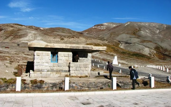 Trạm kiểm soát dưới chân núi.