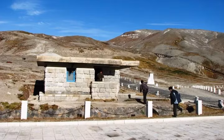 Trạm kiểm soát dưới chân núi.