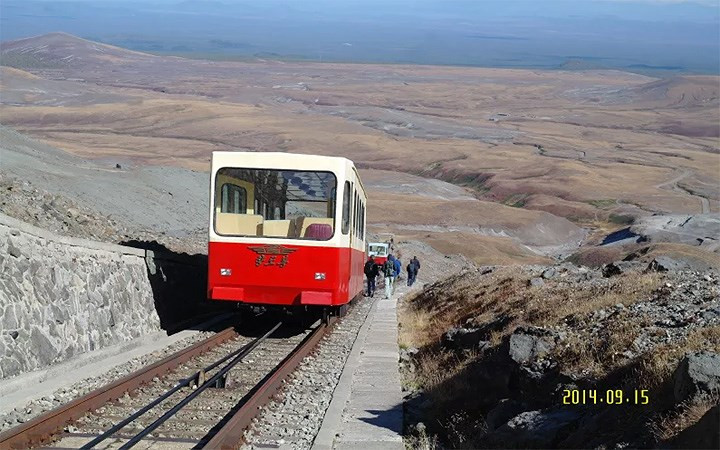 Tàu điện đưa khách lên đỉnh núi.