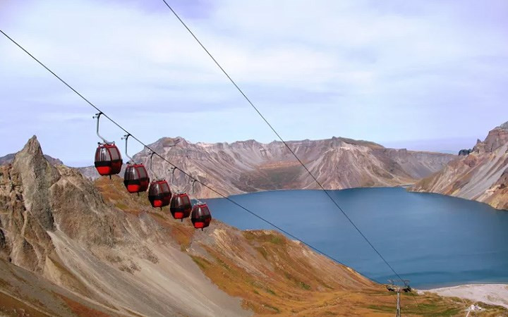 Cáp treo từ đỉnh núi xuống hồ Chonji, hình thành bởi lòng chảo trên núi Peakdu, vốn là một ngọn núi lửa.