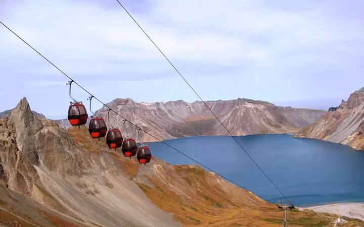Cáp treo từ đỉnh núi xuống hồ Chonji, hình thành bởi lòng chảo trên núi Peakdu, vốn là một ngọn núi lửa.