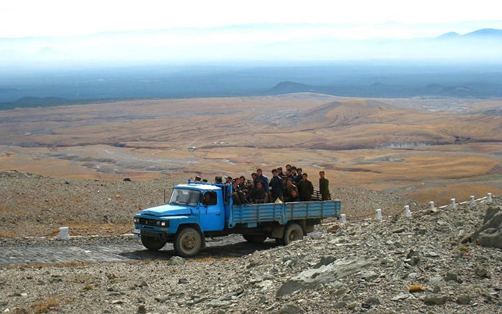 Hàng năm, rất nhiều đoàn du khách Triều Tiên đến thăm núi Paekdu.