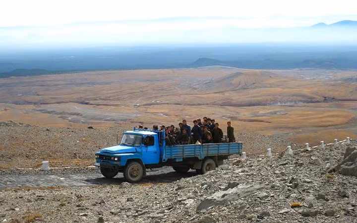 Hàng năm, rất nhiều đoàn du khách Triều Tiên đến thăm núi Paekdu.