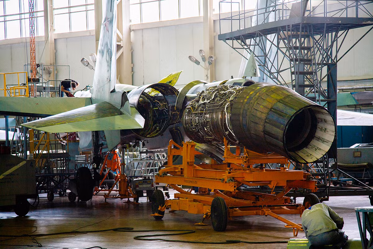 Cận cảnh hệ thống động cơ đẩy véc tơ 3D mới loại AL-41F-1S (117S) được trang bị trên Su-35, loại động cơ này được phát triển để thay thế cho động cơ AL-31F hiện tại đã quá lỗi thời dù vẫn đang được sử dụng trên một lượng lớn chiến đấu cơ của Nga. Nguồn ảnh: Zvezda.