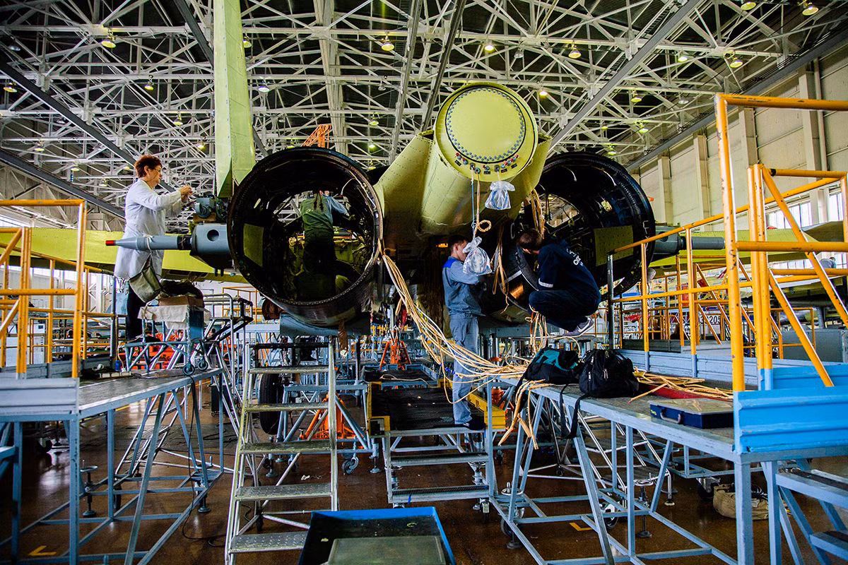 Tiêm kích đa năng này cũng mang được 11 quả bom dẫn đường với đầu dẫn hình ảnh, vệ tinh và định hướng laser. Đồng thời, Su-35 có thể sử dụng khẩu pháo 30-mm của mình ở tốc độ siêu âm Mach 1,5 độ cao 13.700 mét. Nguồn ảnh: Zvezda.