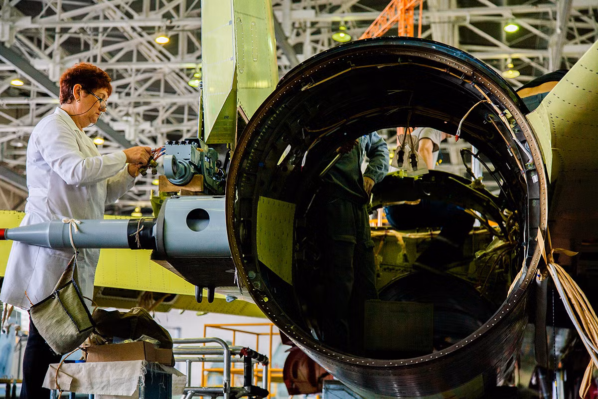 Su-35 mang được 8 tấn bom. Một lợi thế lớn của Su-35 là với 12 giá treo vũ khí nó có thể mang được khối lượng tải trọng rất lớn các loại tên lửa “không-đối-không”, "không đối đất" độ chính xác cao và các loại bom. Nguồn ảnh: Zvezda.